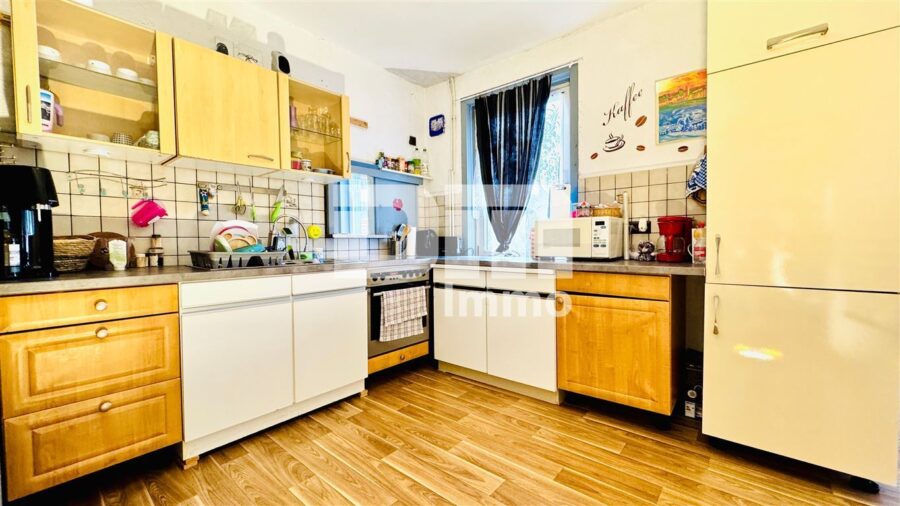 Modernisiertes Zweifamilienhaus BJ mit Gewerbeanteil, Anbau und enormen Platzangebot - OG WE2 Küche mit Einbauküche